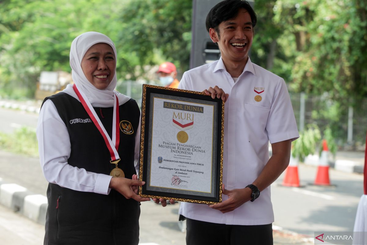 Rekor Muri Bendera Merah Putih terpanjang di Jembatan Suramadu