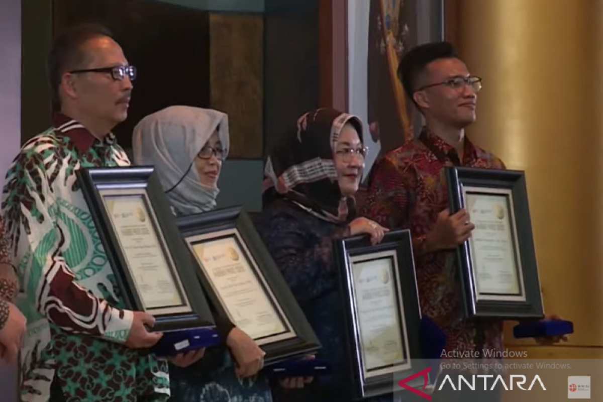 Berkontribusi di bidang iptek dan inovasi, empat ilmuwan terima Anugerah Habibie Prize 2022