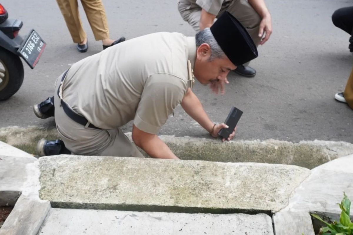 Wali Kota  Jakbar instruksikan camat dan lurah petakan titik banjir