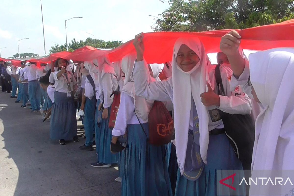 Hari Pahlawan, Merah Putih sepanjang 3.219 meter terbentang di Suramadu