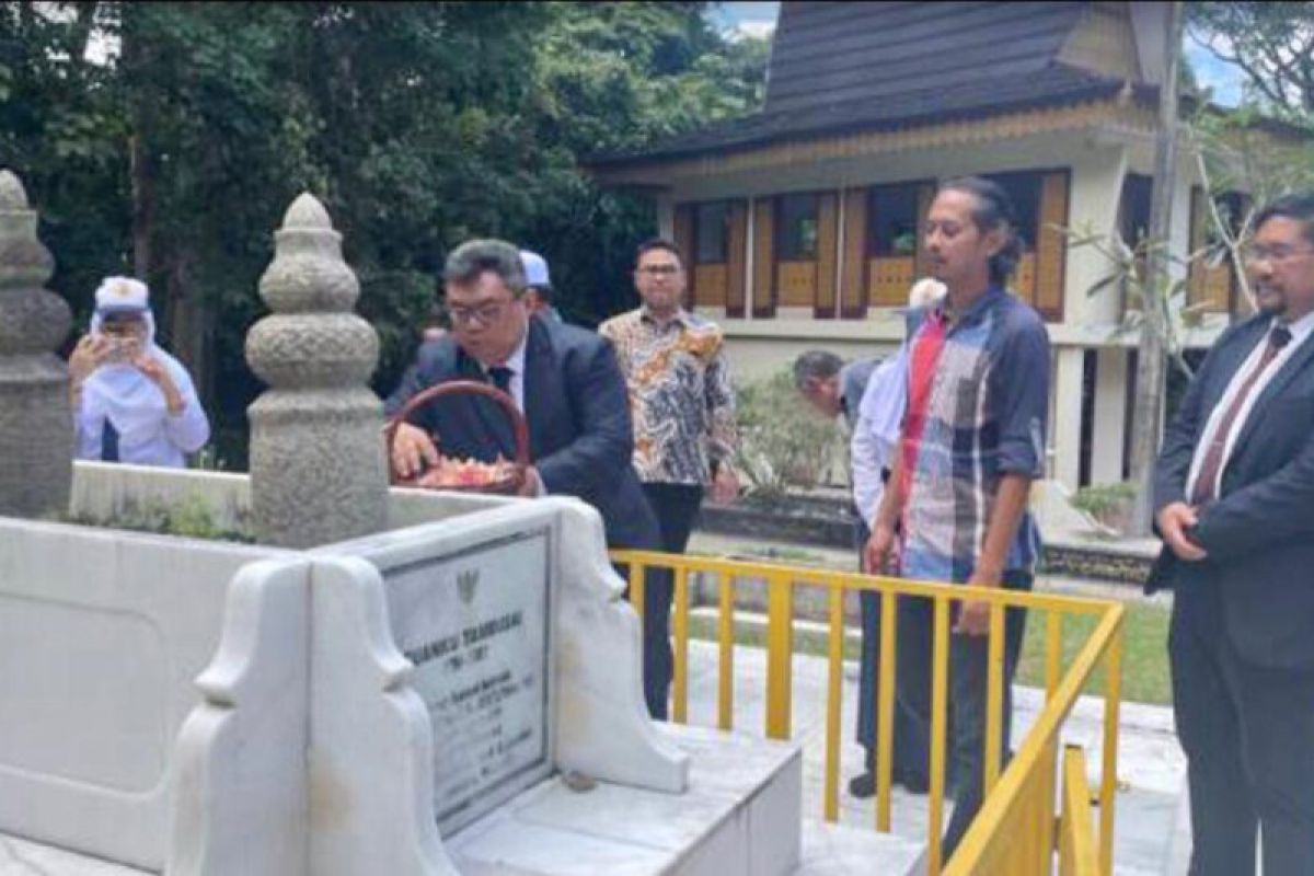 KJRI Johor Bahru tabur bunga di makam pahlawan nasional Tuanku Tambusai