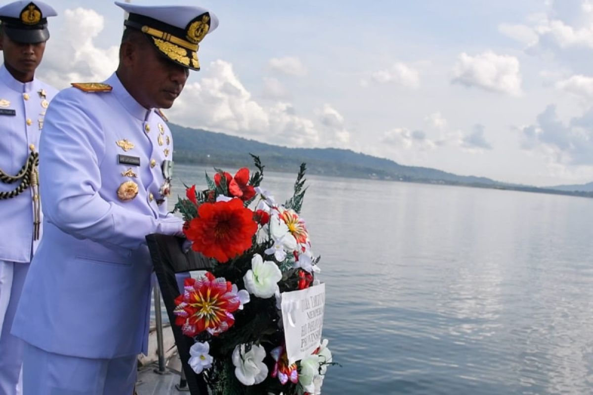 Danlantamal pimpin upacara tabur bunga Hari Pahlawan di Teluk Ambon