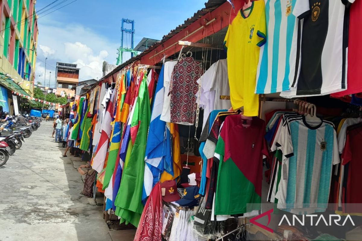 Pedagang musiman pernak-pernik Piala Dunia bermunculan di Ambon, jersey Belanda paling mahal
