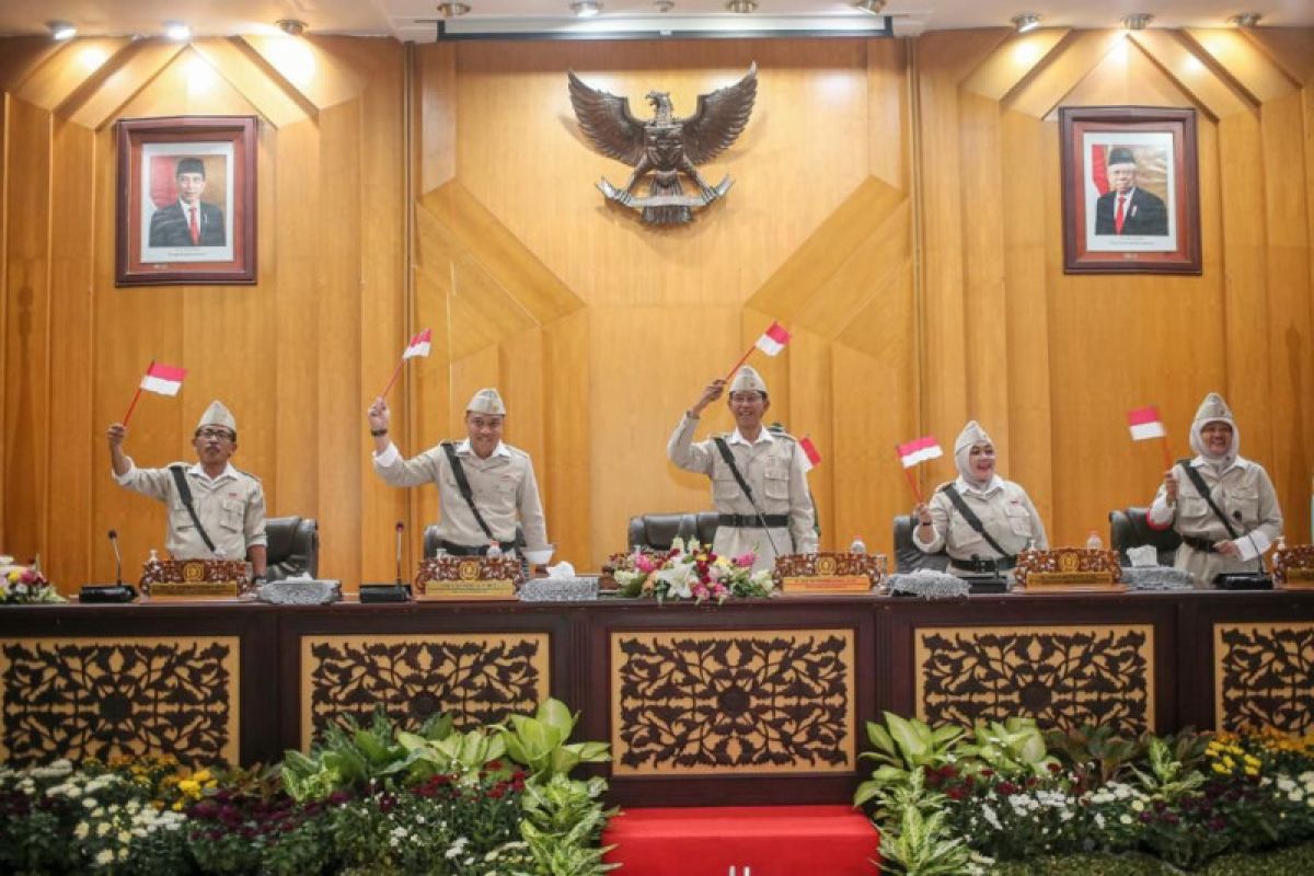Lagu Padamu Negeri warnai penetapan APBD Surabaya 2023