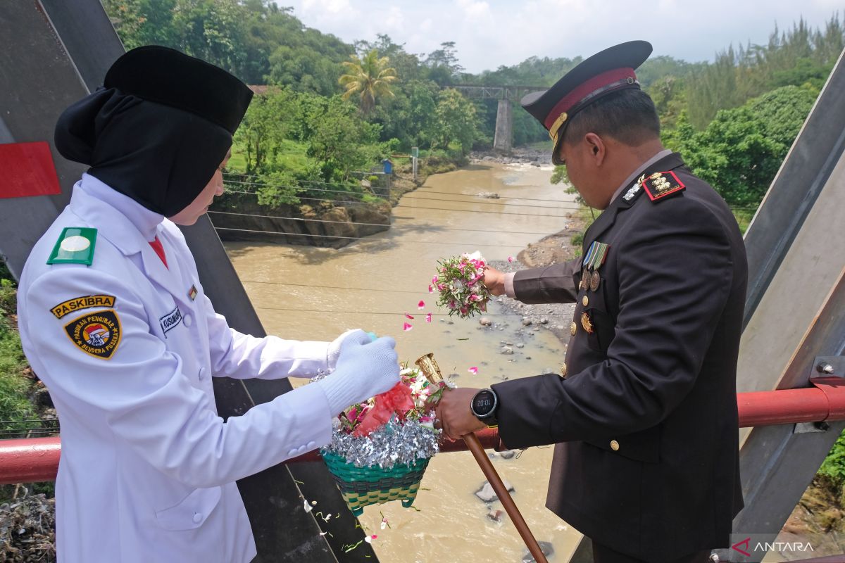 Pejabat Pemerintah Kabupaten Temanggung tabur bunga di Jembatan Progo