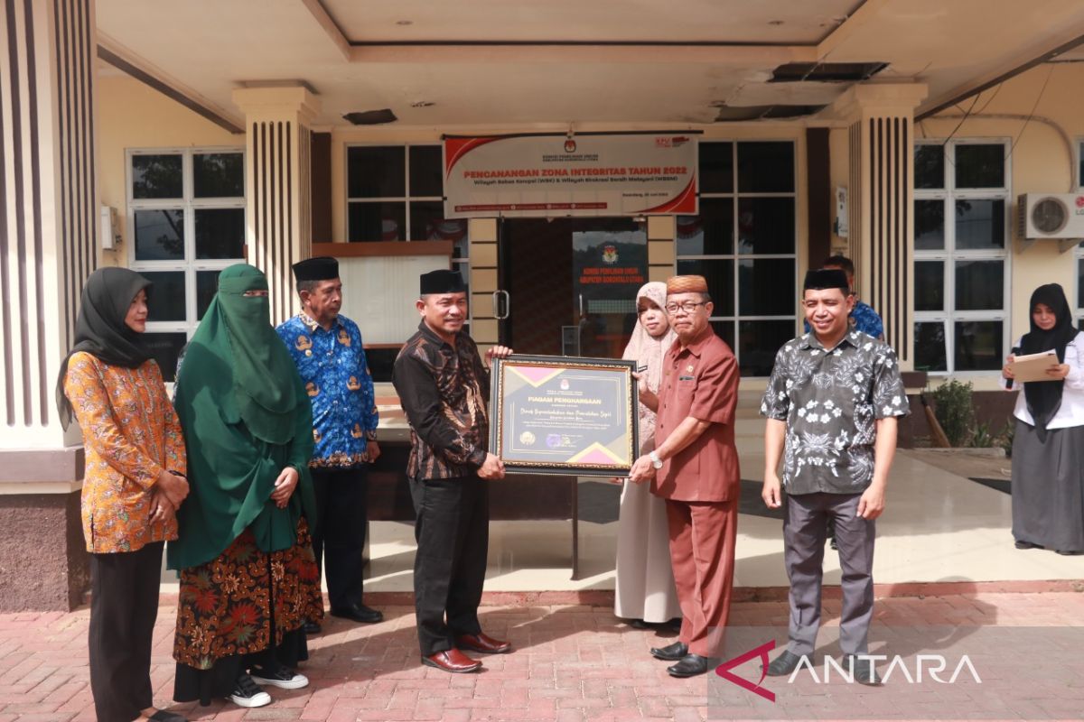 KPU Gorontalo Utara beri penghargaan mitra terbaik bagi Disdukcapil