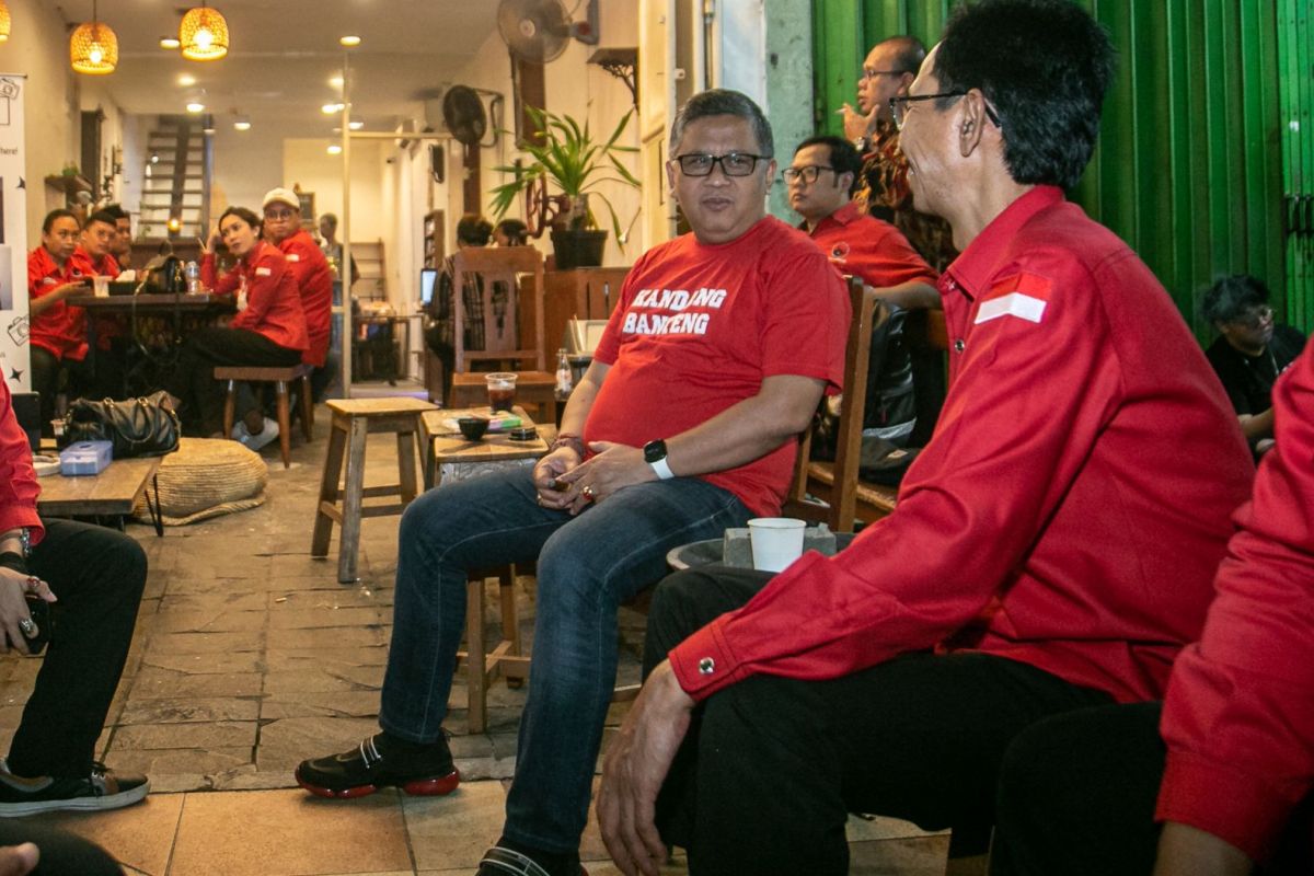 Sekjen PDIP nikmati kopi tarik di sela konsolidasi di Kota Pahlawan