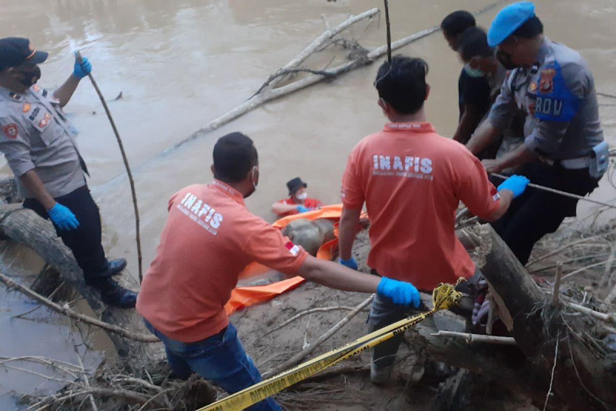 Mayat tanpa identitas ditemukan di tumpukan sampah