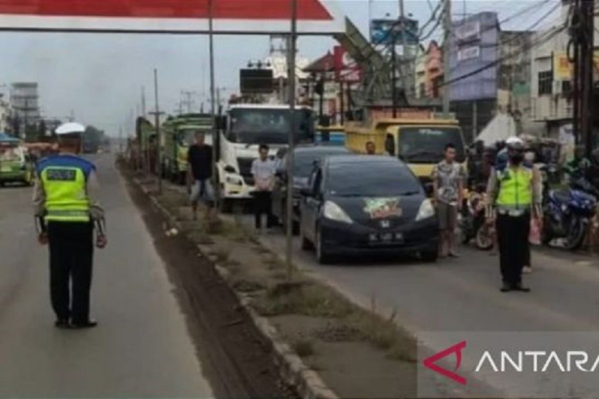 Polisi ajak pengendara di Jalan Lintas Sumatera untuk heningkan cipta kenang jasa pahlawan