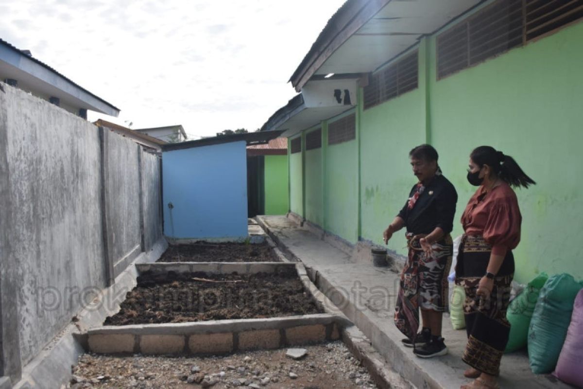Dinas Pendidikan Kota Kupang ingatkan para guru perhatikan kebersihan lingkungan sekolah