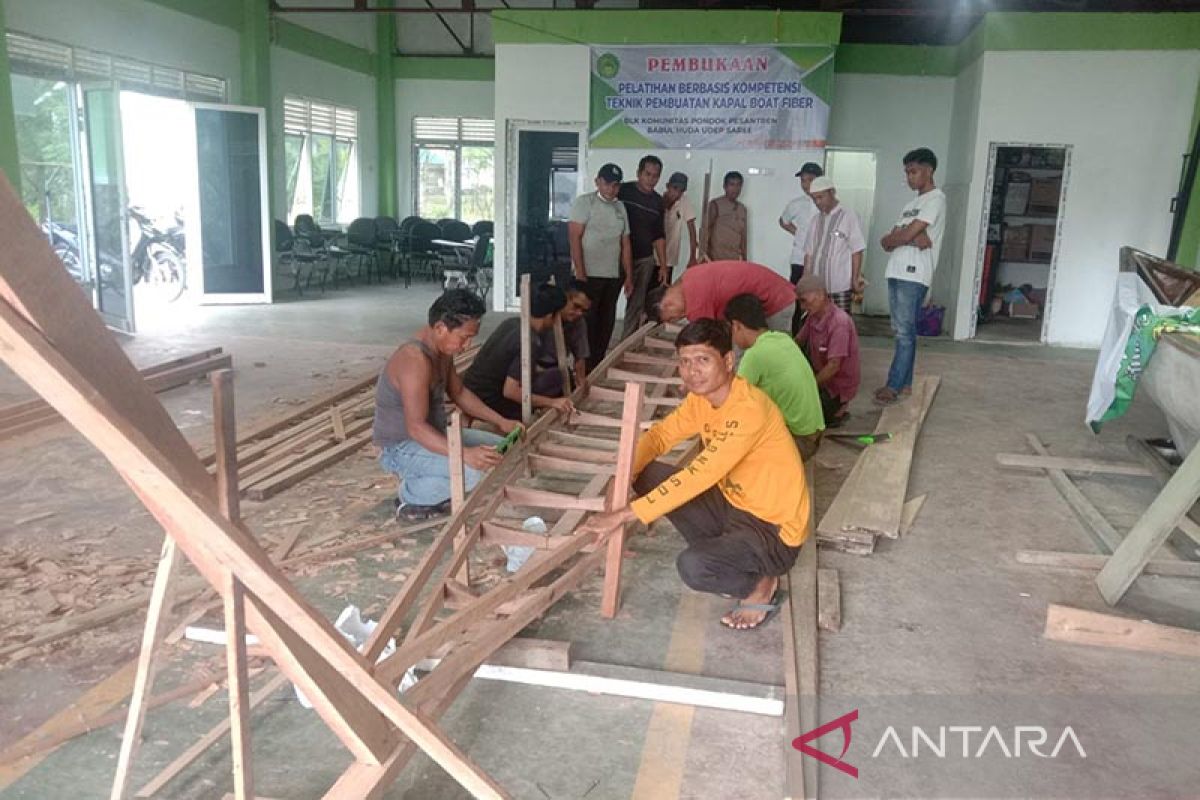 Kemenaker latih masyarakat pulau terluar buat perahu fiber