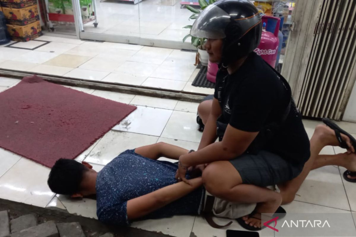 Tengah transaksi di depan ritel kawasan Rembiga Mataram, pecatan polisi ini diringkus