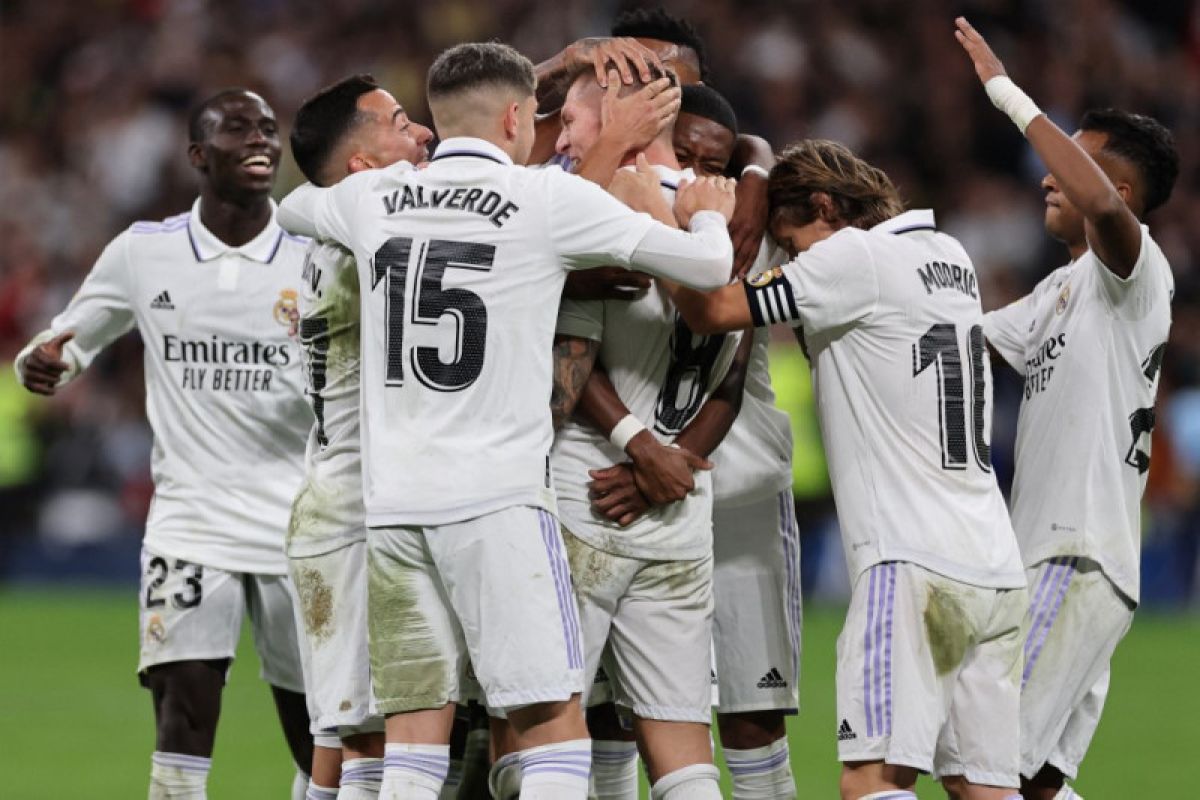 Real Madrid kalahkan Cadiz 2-1 untuk tempel ketat Barcelona