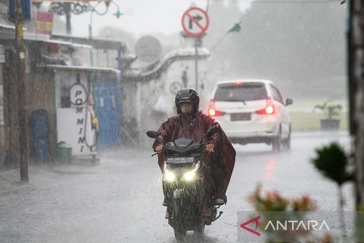 BMKG prakirakan hujan ringan hingga lebat turun di sejumlah kota besar