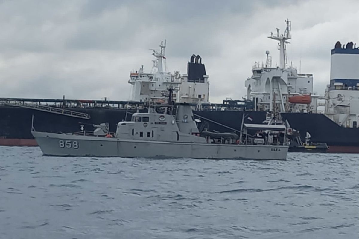 6 kapal dikerahkan mengevakuasi kapal tanker kandas di perairan Batam