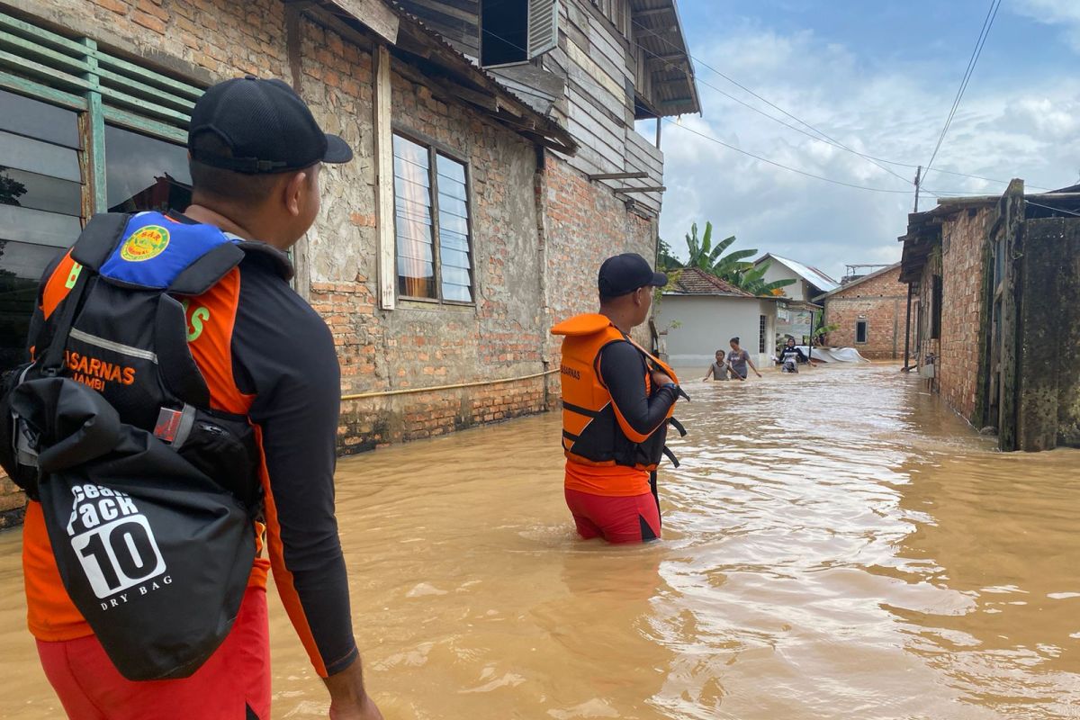 Basarnas catat 150 rumah warga terendam banjir di Kota Jambi, sebagian besar warga bertahan