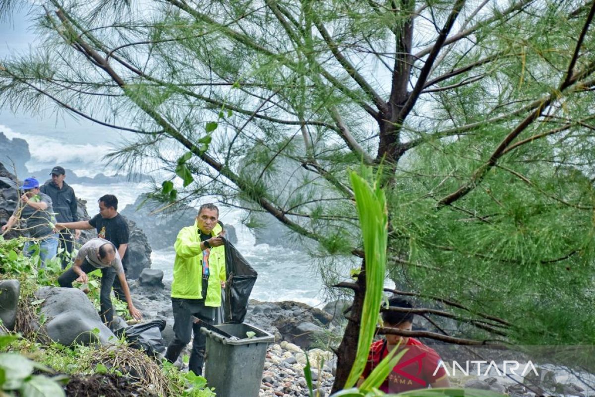 Wali kota Sabang bersihkan objek wisata taman pantai kasih