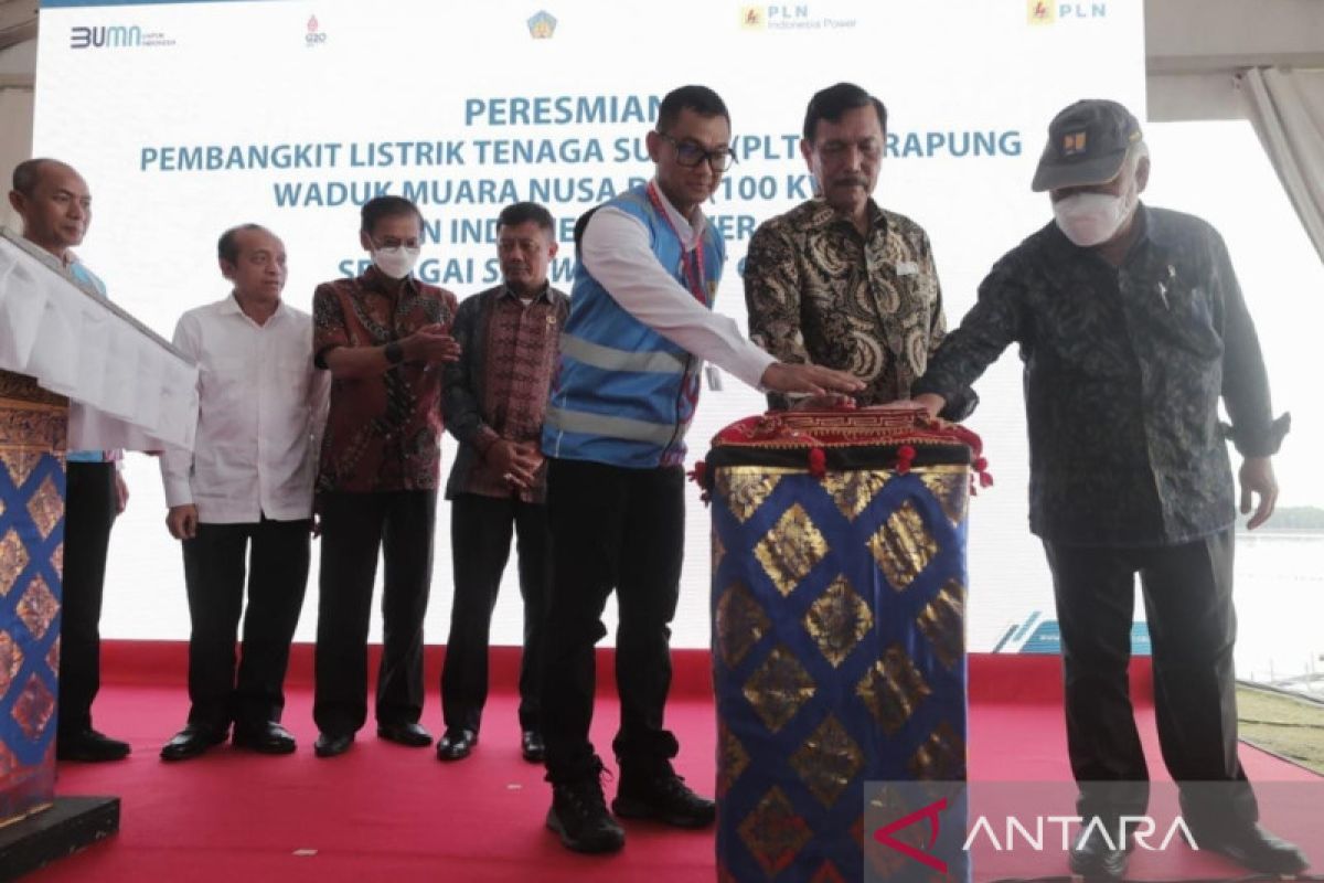 Jelang KTT G20, Menko Luhut resmikan PLTS terapung milik PLN di Nusa Dua Bali