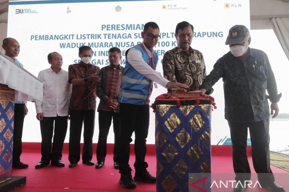 Jelang KTT G20, Menko Luhut resmikan PLTS terapung milik PLN di Nusa Dua Bali