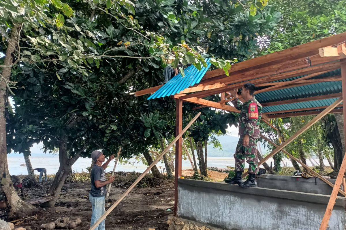 Babinsa bantu warga binaan bangun poskamling di Kampung Sorendiweri