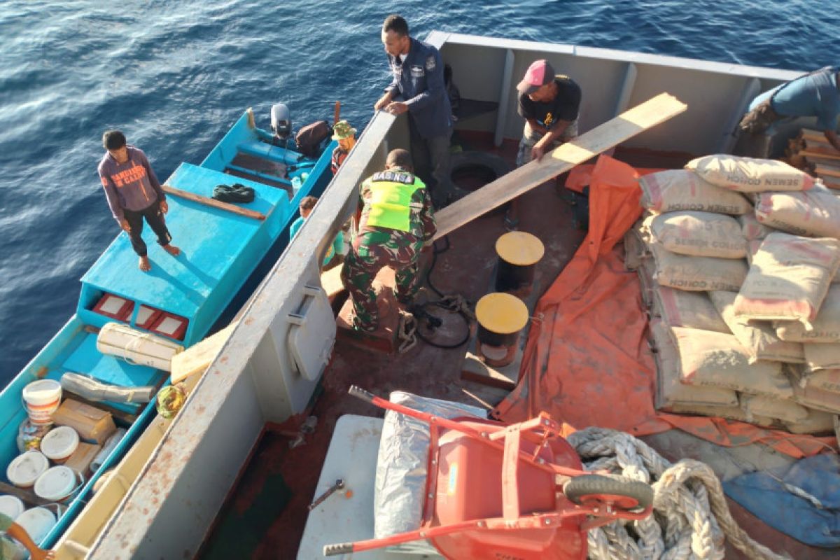 Babinsa bantu turunkan bahan bangunan milik warga binaan dari kapal