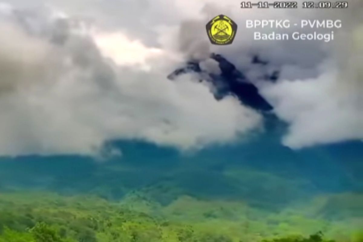 Gunung Merapi luncurkan awan panas guguran dua kali sejauh 1 km