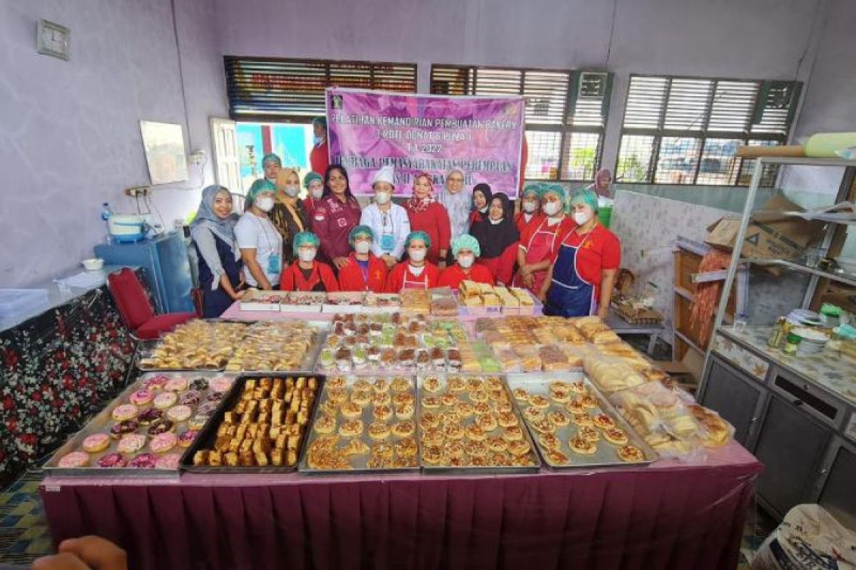 Napi perempuan di Pekanbaru dilatih membuat roti