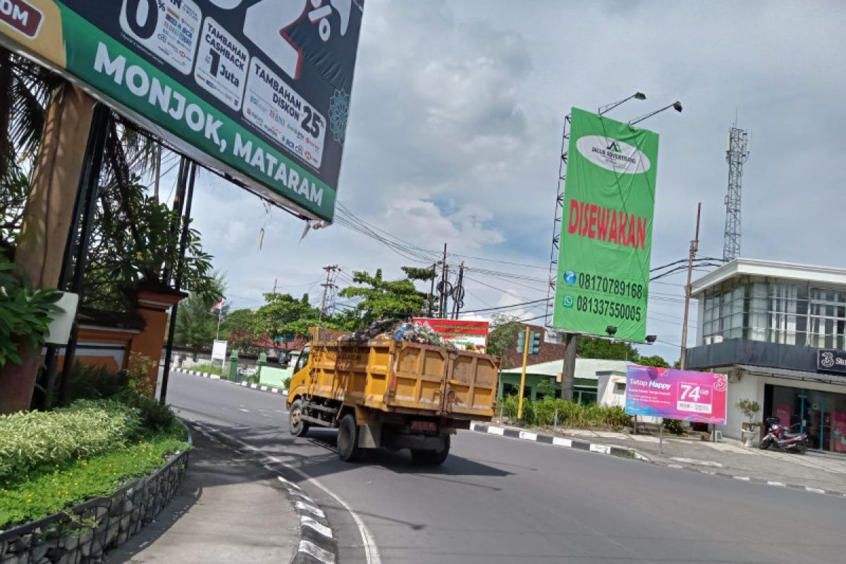 DLH Mataram mengalihkan jalur pengangkutan sampah selama WSBK