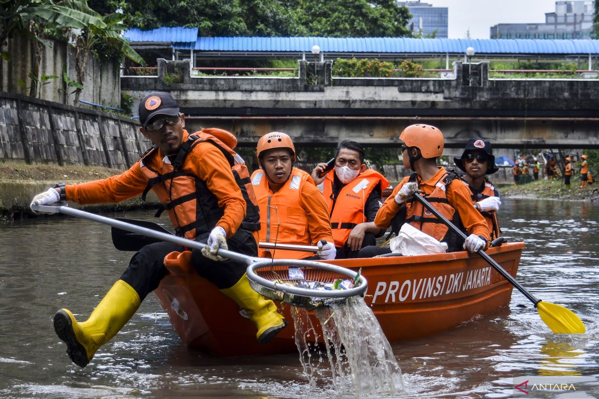 Jakarta conducts disaster mitigation efforts during rainy season