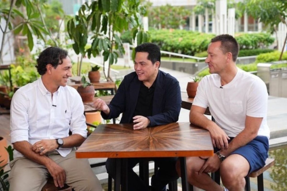 Erick Thohir ajak Nesta dan Terry makan lemper