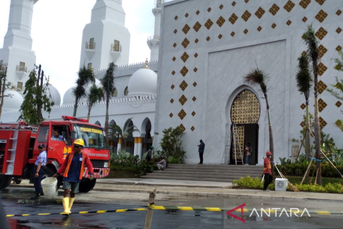 Gibran  akan rapikan kawasan sekitar Masjid Raya setelah peresmian