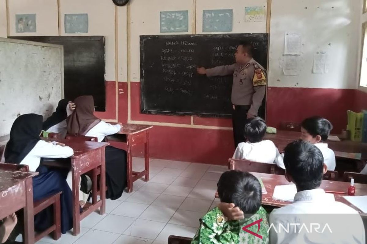 Anggota Polres Cianjur menjadi guru bahasa Inggris di sekolah pelosok