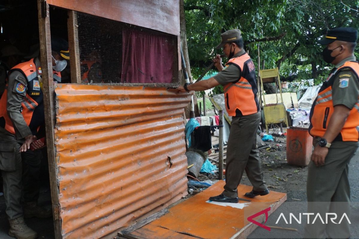 Pemkot Jakpus tertibkan bangunan liar di Bantaran Kali Krukut