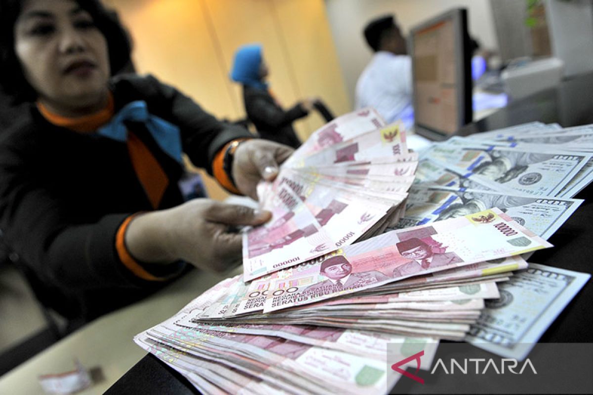 Rupiah menguat terbatas karena kontraksi data manufaktur China