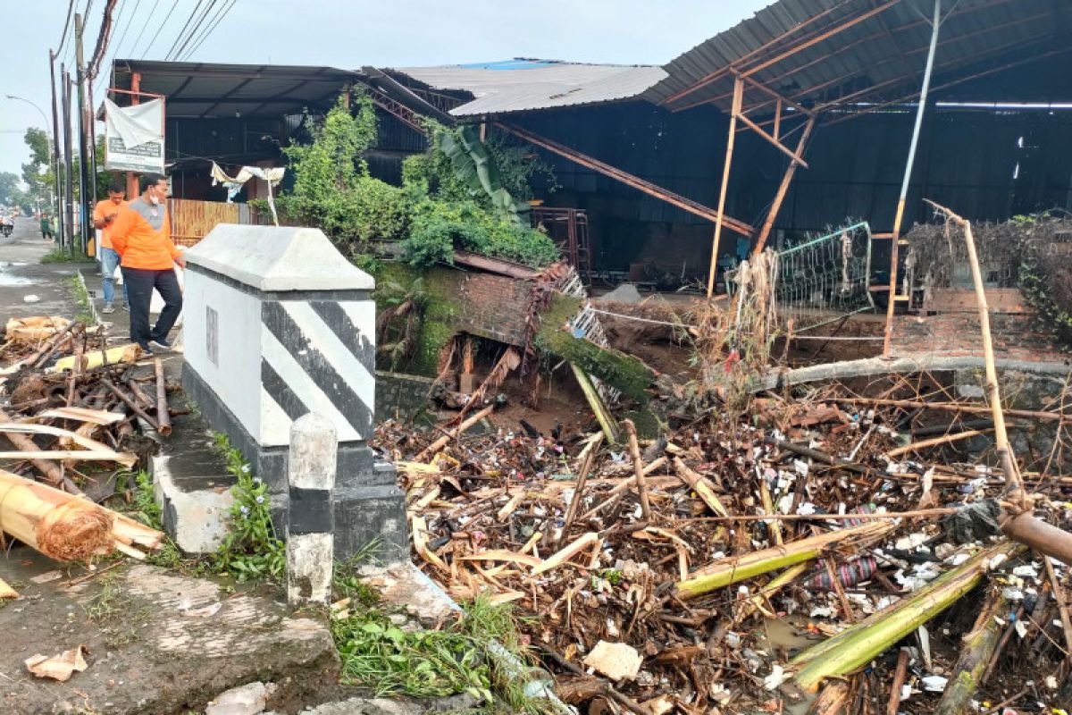 Cegah banjir dari sampah, warga Kudus-Jateng diminta bersihkan sungai