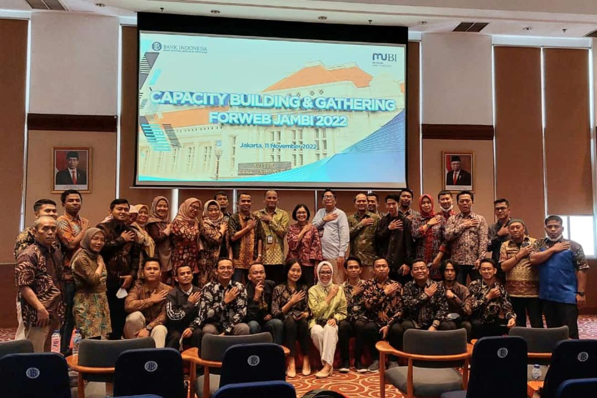 BI Jambi dan Forum Wartawan Ekonomi Bisnis menjelajahi Museum Bank Indonesia