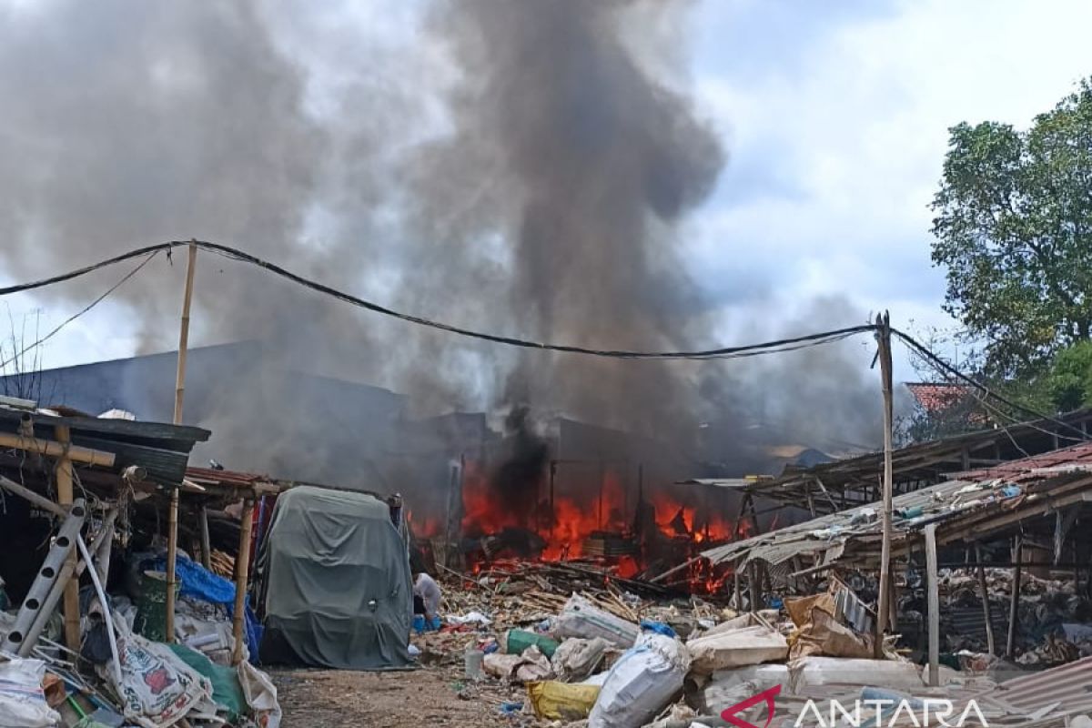 Lapak limbah plastik di Kabupaten Tangerang terbakar diduga akibat korsleting listrik