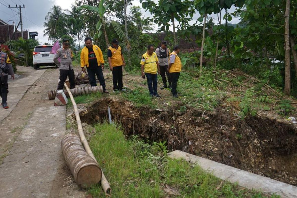 Legislator: Bencana alam terjadi karena lingkungan kritis