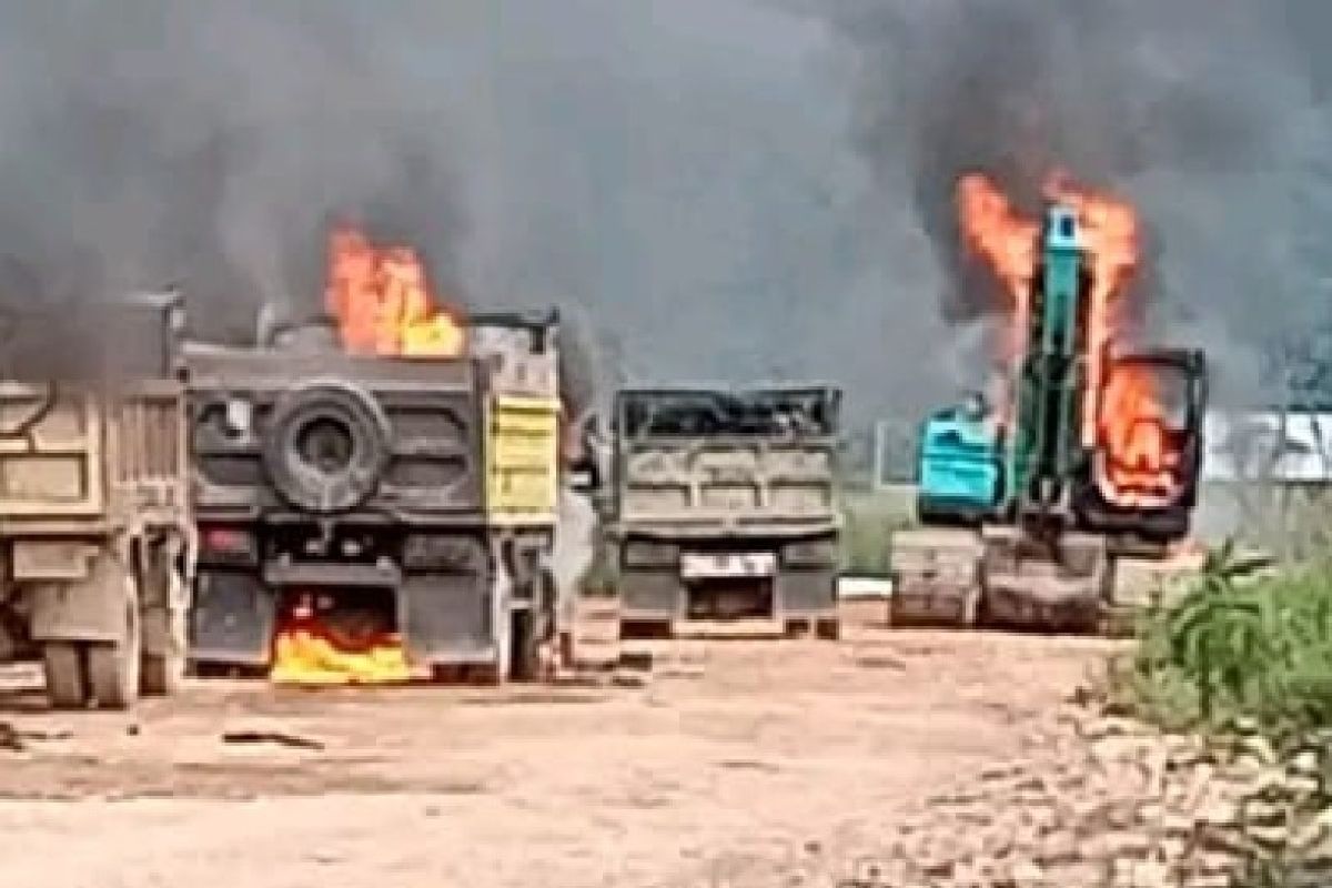 Massa bakar truk usai tabrak balita hingga tewas di Dogiay