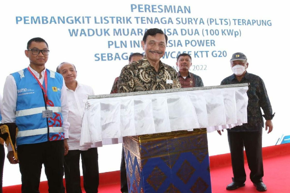 Jelang KTT G20, Menko Luhut resmikan PLTS Terapung milik PLN di Bali
