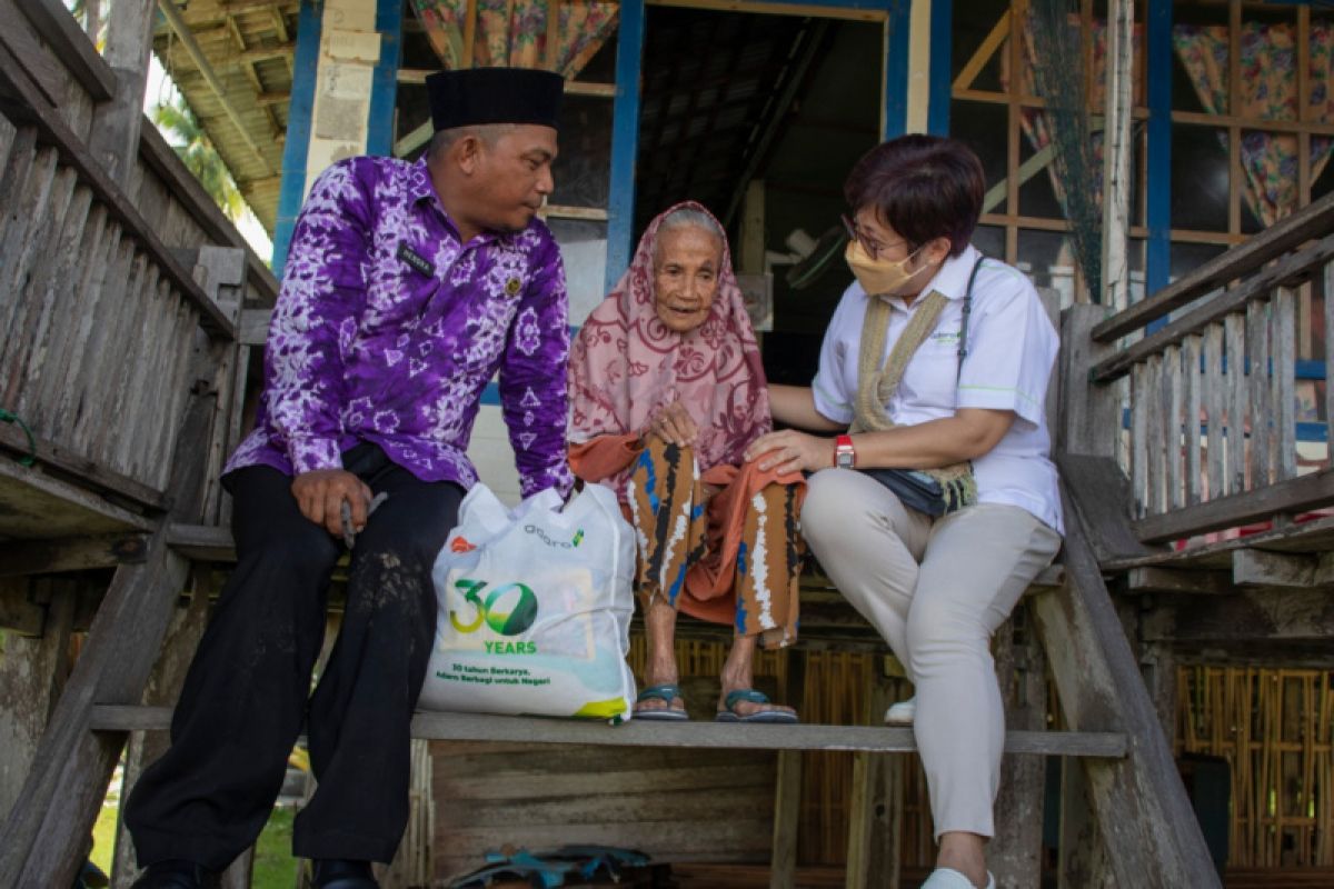 Warga Kecamatan Pulau Laut Tanjung Selayar terima bantuan sembako PT IBT