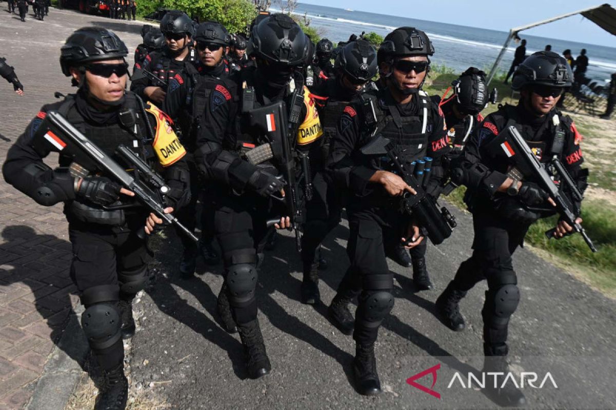 Ditpamobvit Baharkam Polri gunakan jas dan batik amankan delegasi KTT G20 Bali