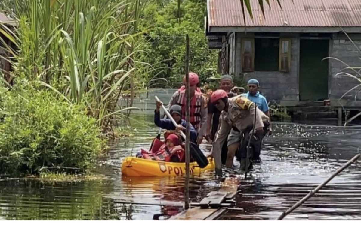 Polisi Siak evakuasi 20 keluarga terdampak banjir