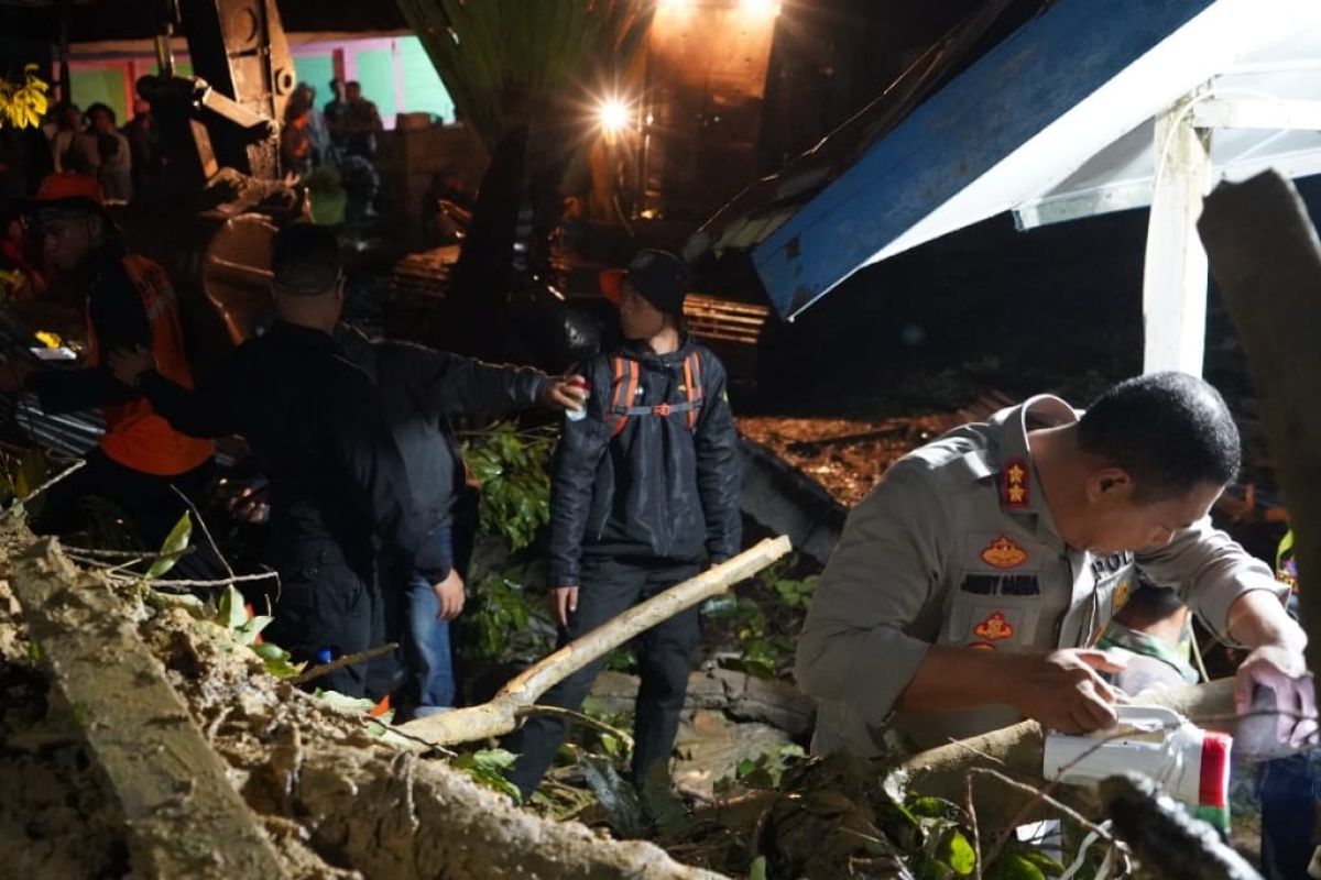 Polres Tapanuli Tengah evakuasi korban tertimbun longsor di Barus