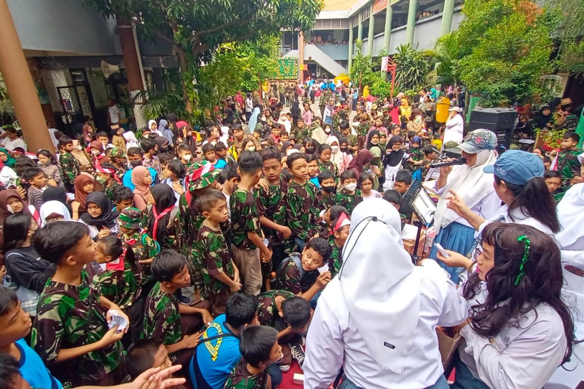 Ribuan pelajar SD ikuti jalan sehat Hari Pahlawan di Rangkah Surabaya