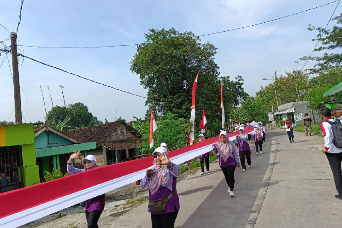 Warga Mojokerto kirab bendera Merah Putih sepanjang 2.022 meter