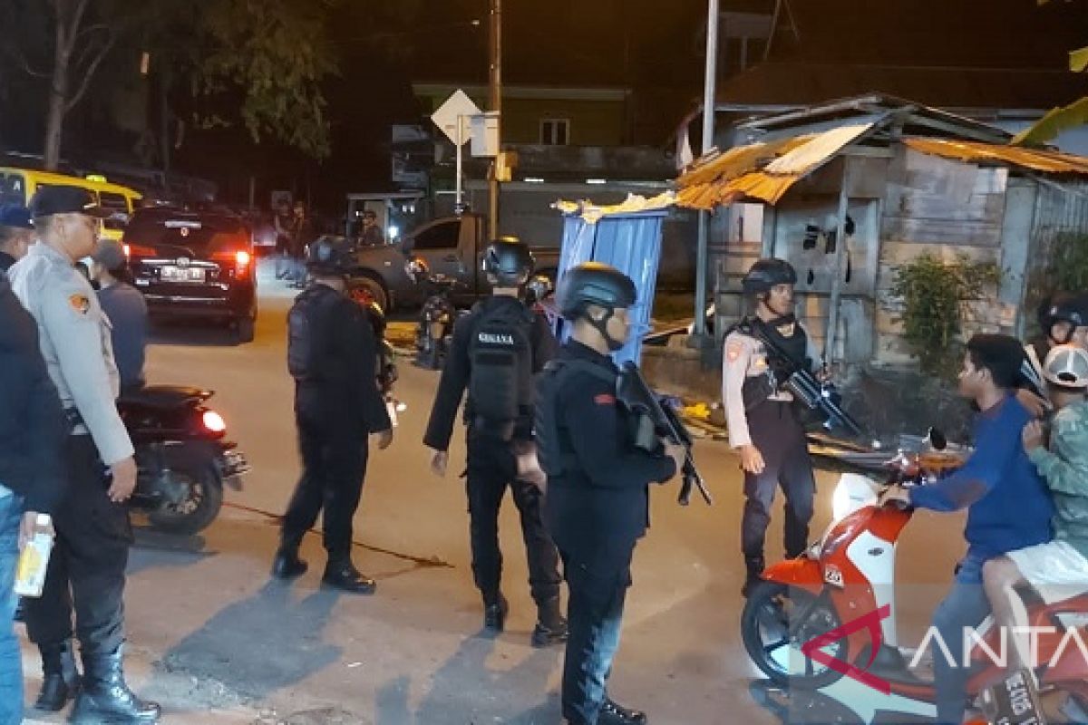 Polisi amankan dua pembawa senjata tajam antisipasi tawuran di Ambon