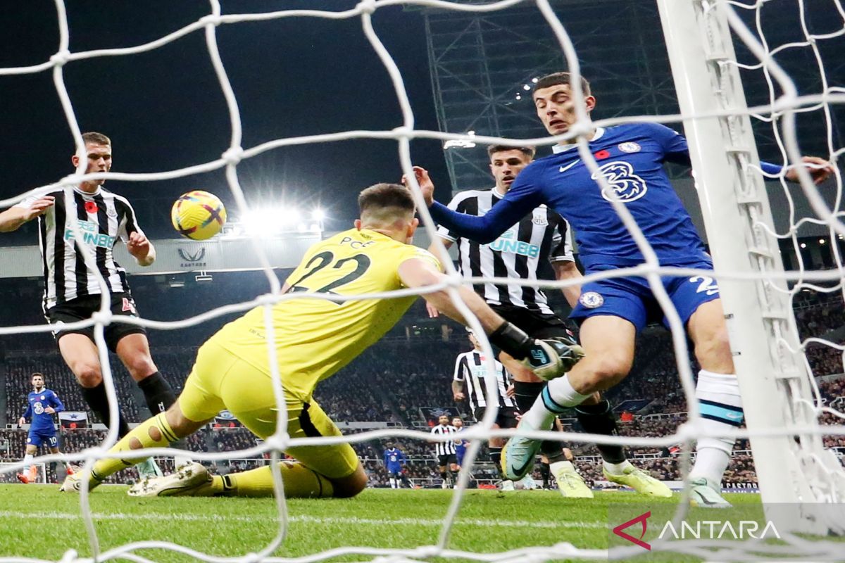 Newcastle: Nick Pope kemungkinan absen karena cedera lutut