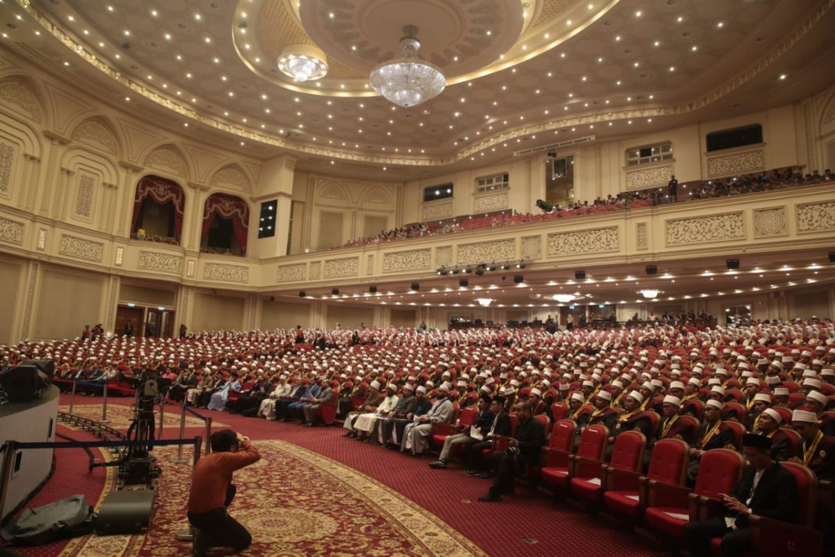 TGB beri penghargaan 11 wisudawan Indonesia lulusan Al-Azhar Mesir