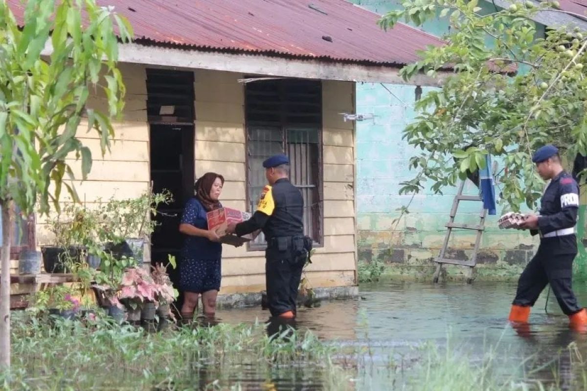 Brimob  Sumut beri bantuan untuk korban banjir di Langkat